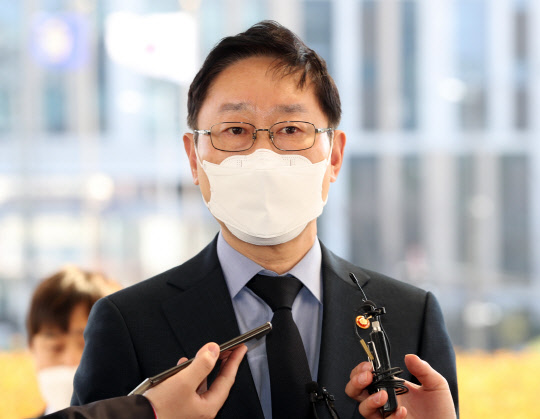 박범계 법무부 장관이 대법관후보추천위원회 참석을 위해 22일 오후 서울 서초구 대법원으로 들어가며 취재진 질문에 답하고 있다.  연합뉴스